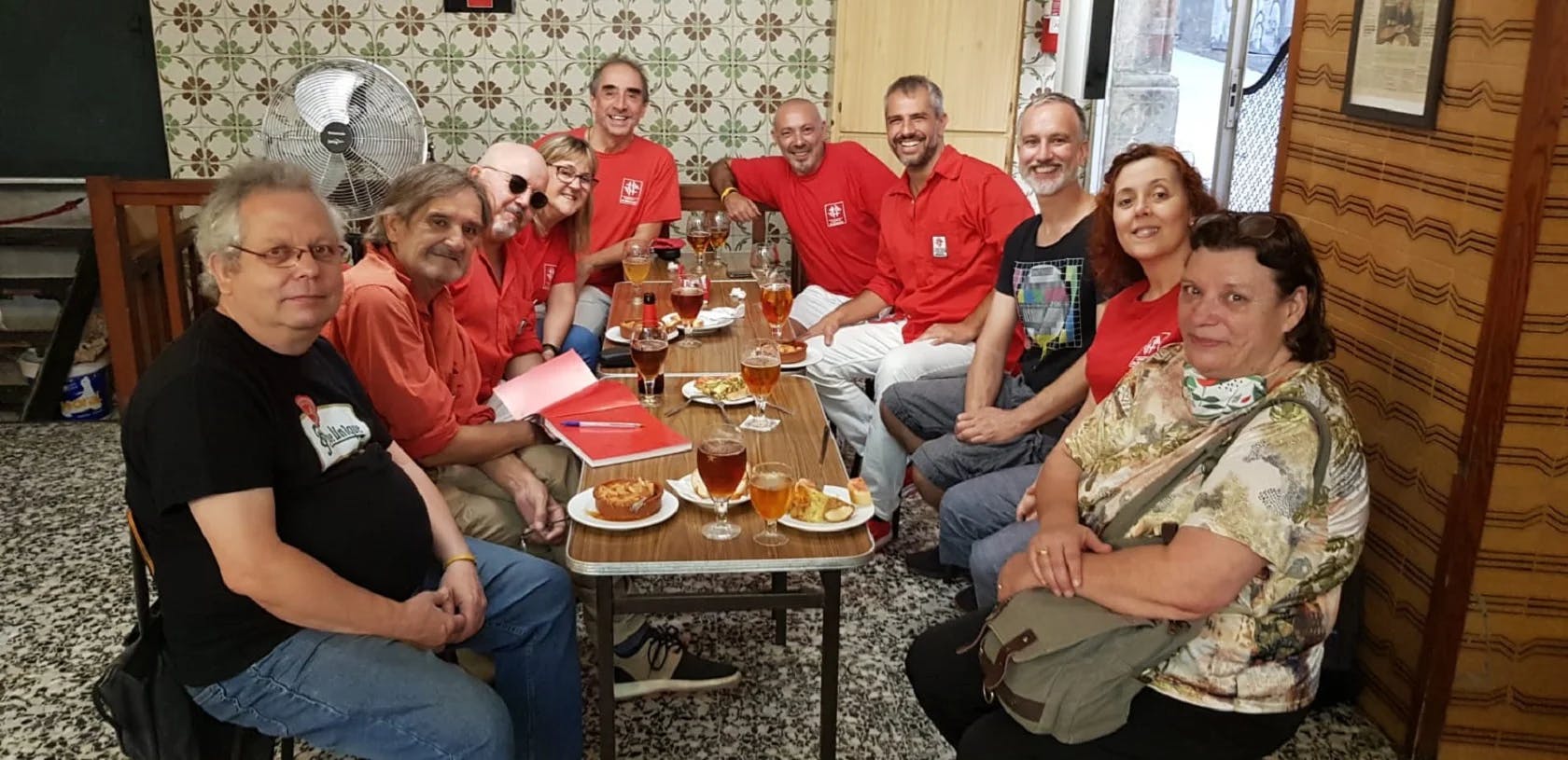 Un grup de Castellers de Barcelona esmorzant al bar Brusi la Mercè de 2020